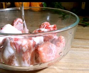 猪排骨叫卖家砍成段，回家洗净后浸泡半小时至出血污