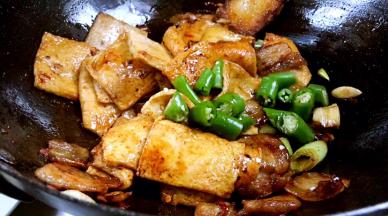 加入杭椒，炒匀至断生