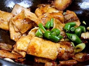 加入杭椒，炒匀至断生