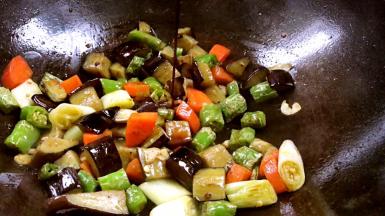 加入酱油炒均匀