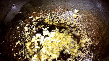 锅留底油，爆香姜、蒜末