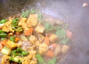 最后调入味精拌匀即可盛出