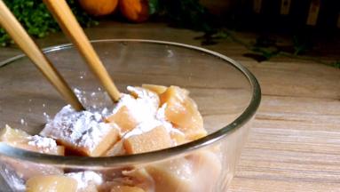 再加入生粉，拌匀腌制入味