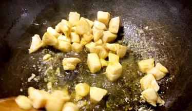 炒至断生，捞出备用