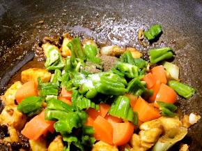 加入红萝卜丁、青椒，黑胡椒粉和盐，炒匀入味