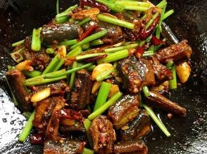 起锅前加入适量的鸡精炒匀即可！