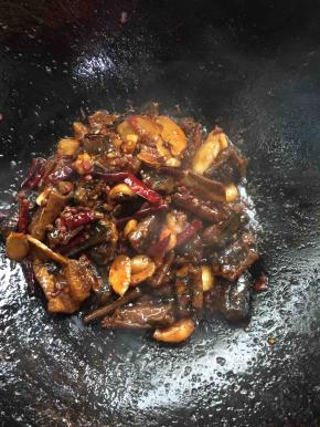 黄鳝炖熟后大火收汁儿！