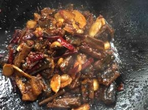 黄鳝炖熟后大火收汁儿！