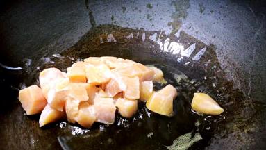 锅烧热油，放入腌制好的鸡胸肉