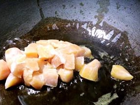 锅烧热油，放入腌制好的鸡胸肉