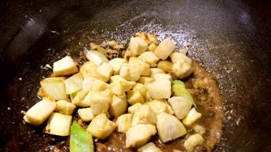 加入鸡肉丁，炒匀