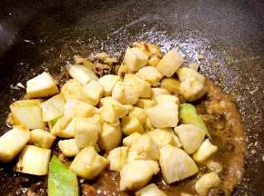 加入鸡肉丁，炒匀