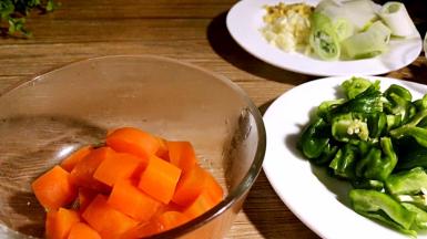 将红萝卜汆烫断生后捞出备用