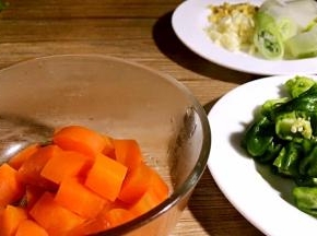 将红萝卜汆烫断生后捞出备用