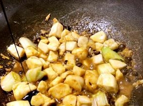 加入酱油炒匀