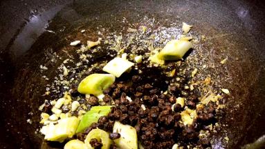 再加入大葱段炒香后，加入黄豆豉炒香