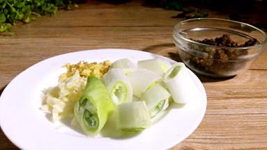 大葱洗净切段，生姜洗净切末，大蒜去皮洗净切末备用