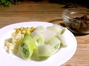 大葱洗净切段，生姜洗净切末，大蒜去皮洗净切末备用