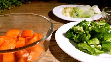 青椒洗净去蒂，切块，红萝卜洗净切丁