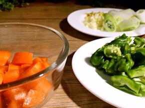 青椒洗净去蒂，切块，红萝卜洗净切丁