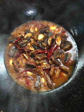 加入一勺耗油，放入适量的水大火煮开后转小火慢慢的炖煮！（水不要放太多，刚好淹没住黄鳝即可！）