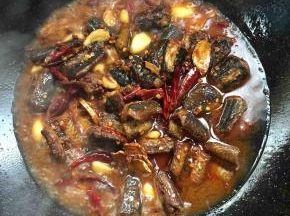 加入一勺耗油，放入适量的水大火煮开后转小火慢慢的炖煮！（水不要放太多，刚好淹没住黄鳝即可！）