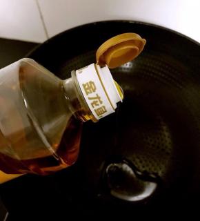 锅烧热，倒入油