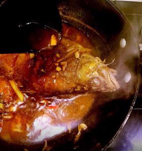 期间可用勺子舀汤给鱼淋面，但不要去翻动鱼身，收汁就可以了