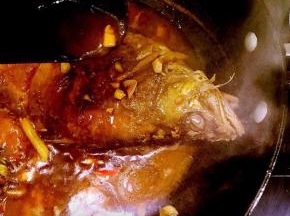 期间可用勺子舀汤给鱼淋面，但不要去翻动鱼身，收汁就可以了