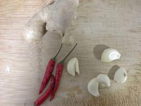 姜切丝，小米椒切圈，蒜切末