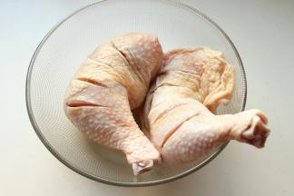 鸡腿洗净，表面打花刀，加盐腌制一会。