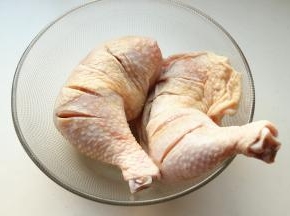 鸡腿洗净，表面打花刀，加盐腌制一会。