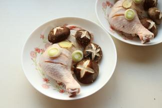 花菇蒂放下面，摆上鸡腿和花菇。