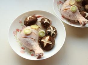 花菇蒂放下面，摆上鸡腿和花菇。