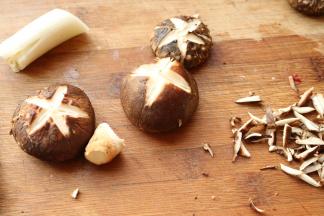 花菇去蒂表面打花刀。蒂也不要扔呢。