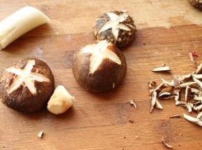 花菇去蒂表面打花刀。蒂也不要扔呢。