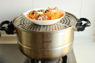 蒸锅加足水，要双层蒸锅。连碗一起放入锅内。