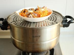 蒸锅加足水，要双层蒸锅。连碗一起放入锅内。