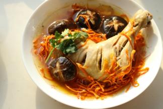 蒸好的鸡腿，放香菜装饰一下。原汁原味的蒸鸡腿，开始享用吧。