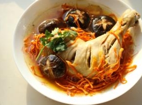 蒸好的鸡腿，放香菜装饰一下。原汁原味的蒸鸡腿，开始享用吧。