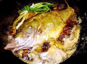 锅里放葱结、姜、蒜，倒一袋料酒，烧开后加酱油、冰糖，继续大火煮开，转中小火，煮到收汁入味