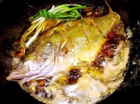 锅里放葱结、姜、蒜，倒一袋料酒，烧开后加酱油、冰糖，继续大火煮开，转中小火，煮到收汁入味