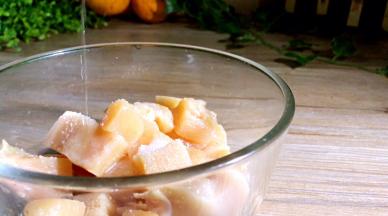 将鸡胸肉洗净后切丁装碗，加入少许盐和料酒