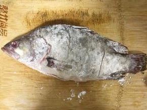 臭鳜鱼化到，稍微抹点干淀粉