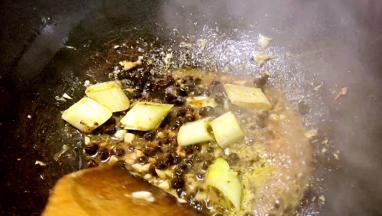 加入两倍的清水，煮出浓汤