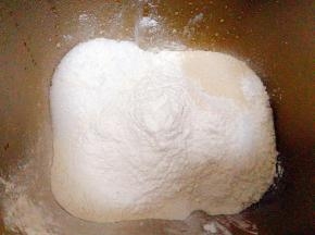 将食材称好，把主材料哈哈除了黄油，按照先液体再粉末的顺序放进面包桶内，