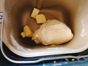 然后加入软化好的黄油继续揉20分钟