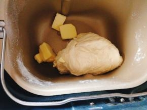 然后加入软化好的黄油继续揉20分钟