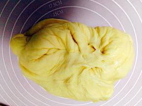 发酵完成，把面团取出来，揉至排气