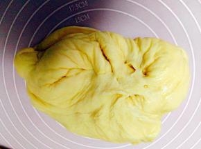 发酵完成，把面团取出来，揉至排气